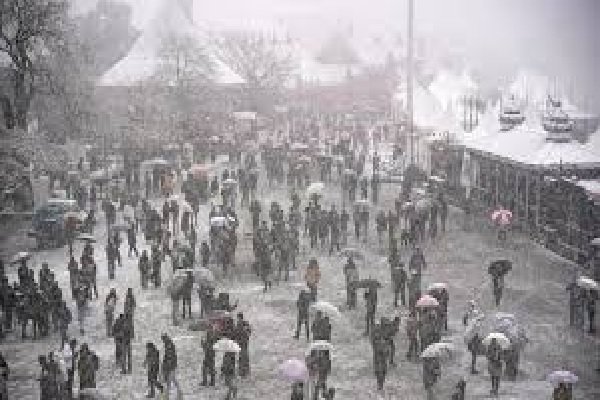 Heavy snowfall in Manali