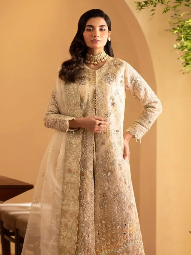 काफी ट्रेंडिंग में हैं ये Pakistani Suits ,शादी और पार्टी के लिए भी हैं बेस्ट
